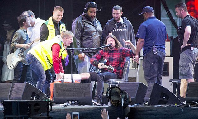 Dave Grohl, Vokalis Foo Fighters Tetap Beraksi Meski Kakinya Patah 